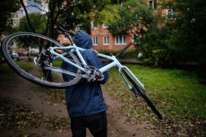 Таганрогские полицейские задержали мужчину, укравшего дорогостоящий велосипед
