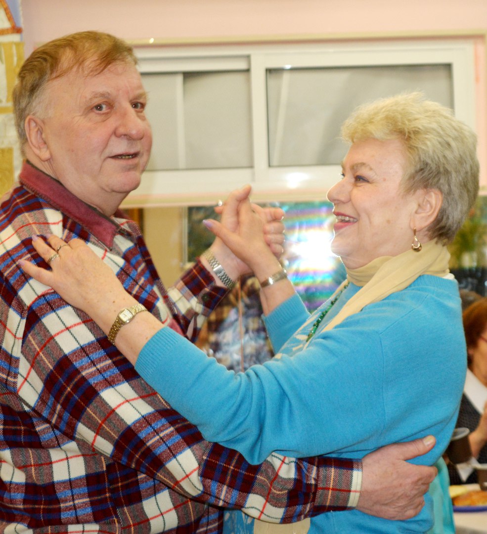 концерт в клубе "Сфера" для пенсионеров и ветеранов - танцуют два московских поэта