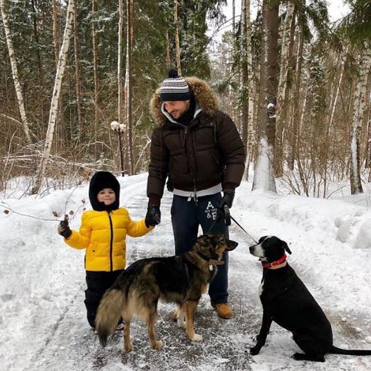 Сергей Лазарев старается чаще гулять с сыном в лесу!